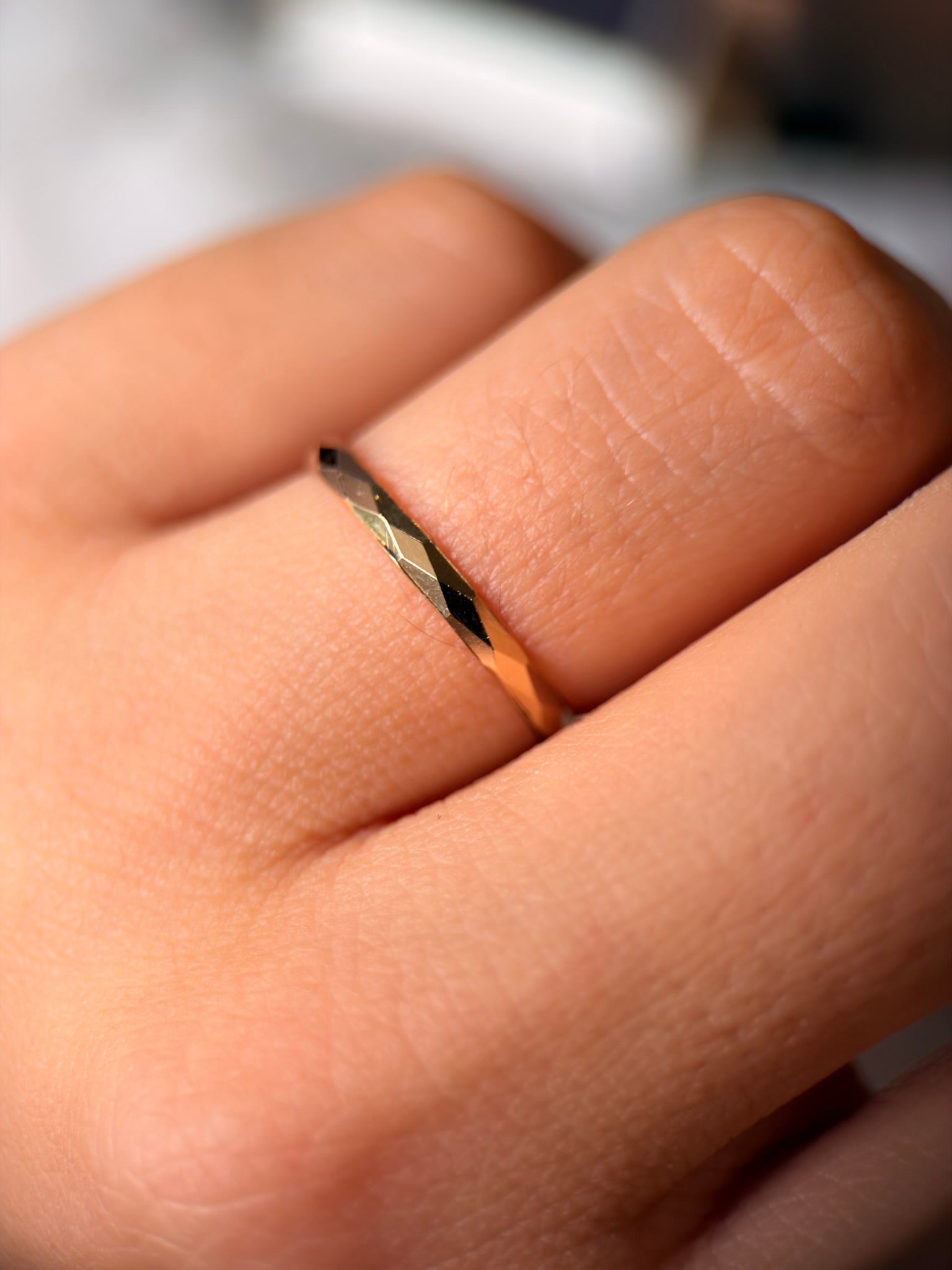 Anillo facetado