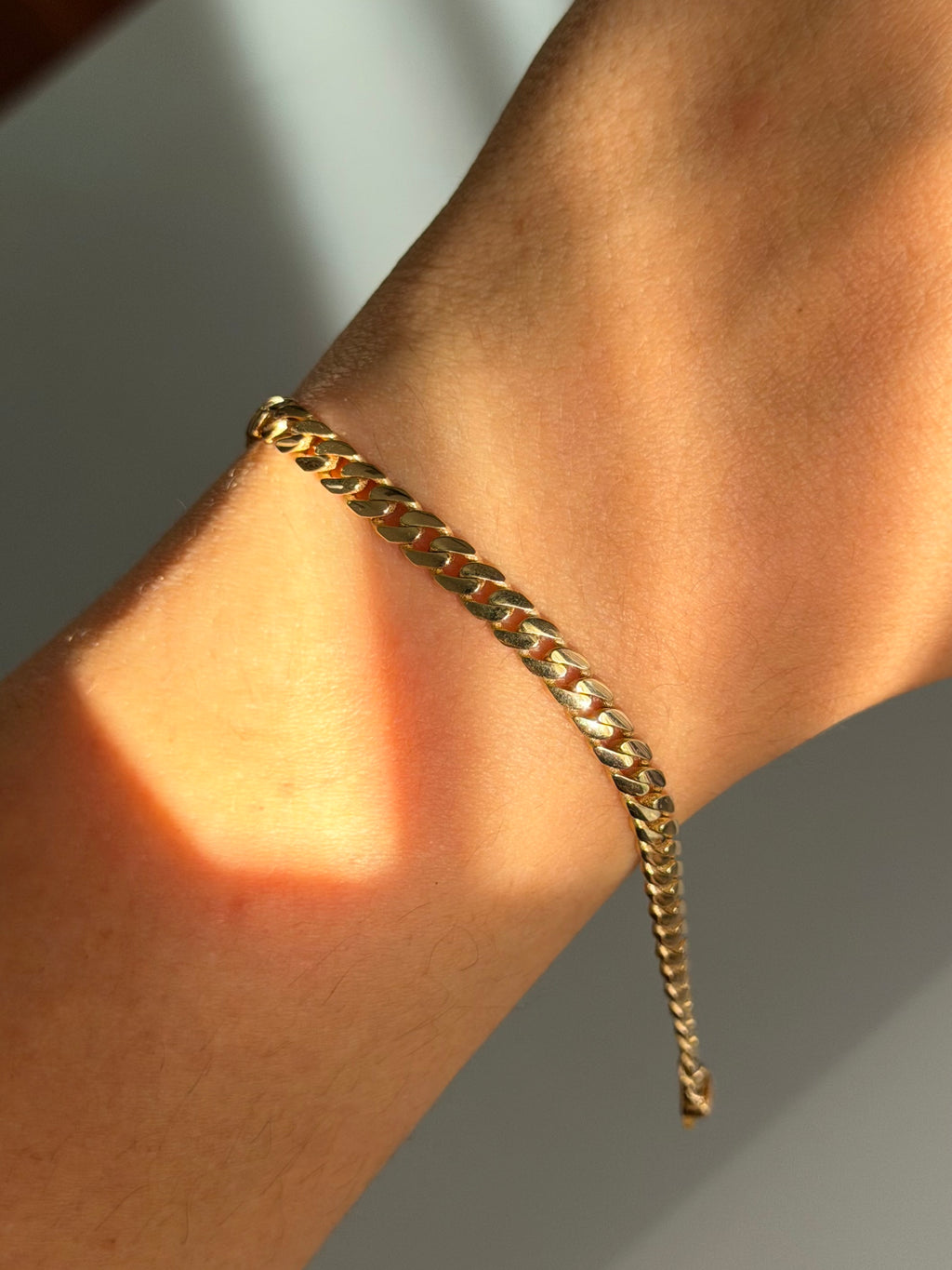 Pulsera cubana con broche negro
