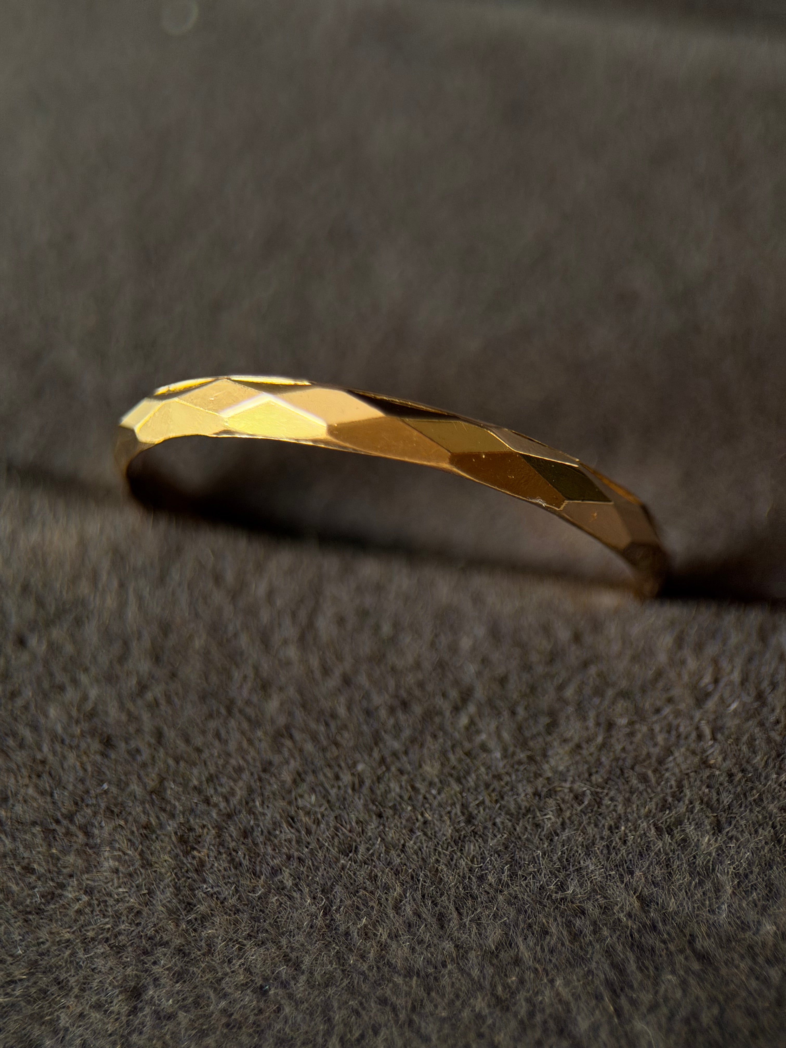 Anillo facetado