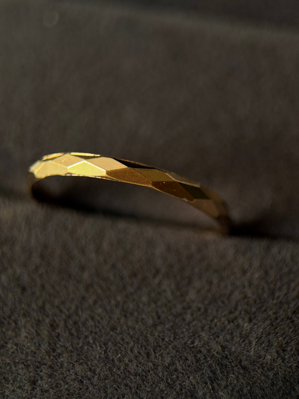 Anillo facetado
