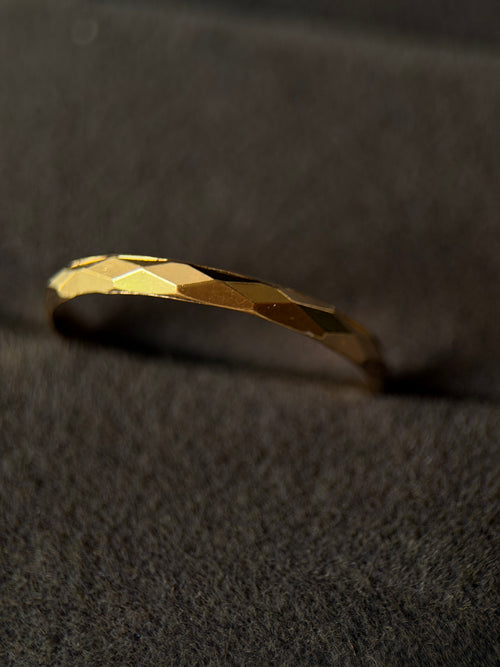 Anillo facetado