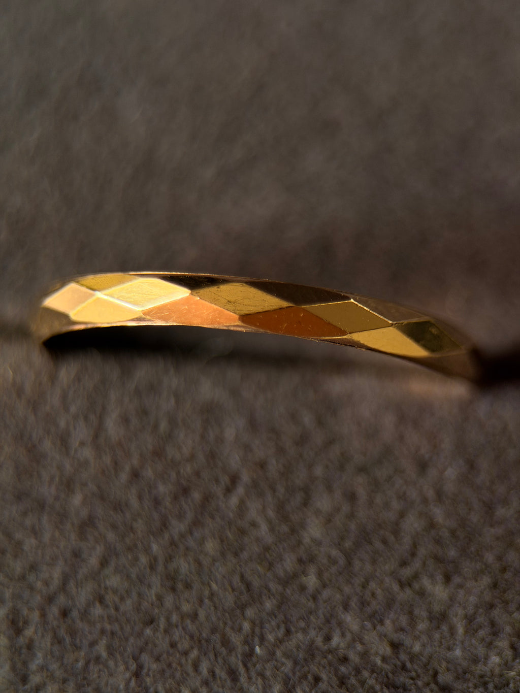 Anillo facetado